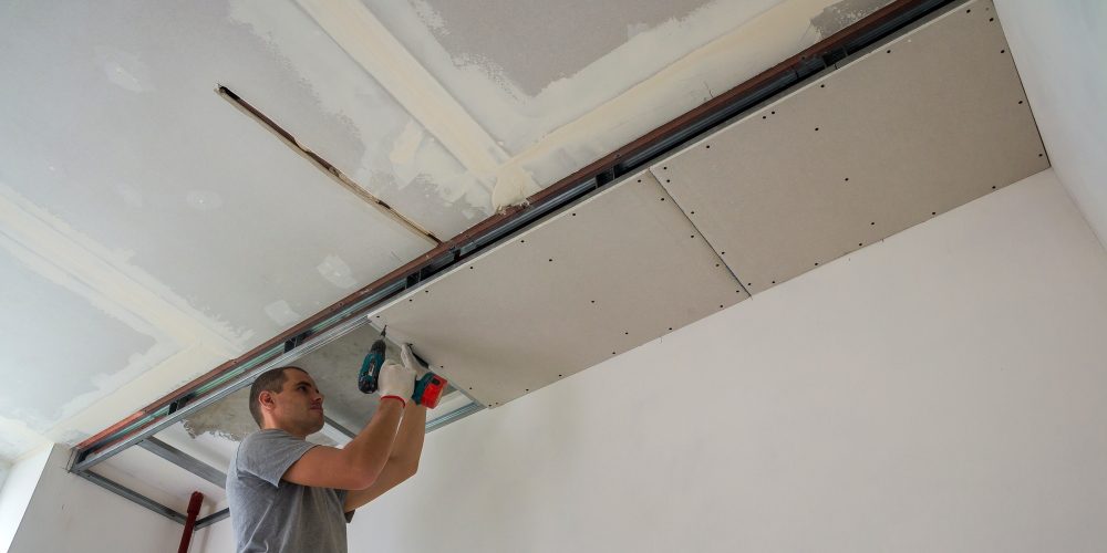 construction-worker-assemble-a-suspended-ceiling-w-NDRJQ68